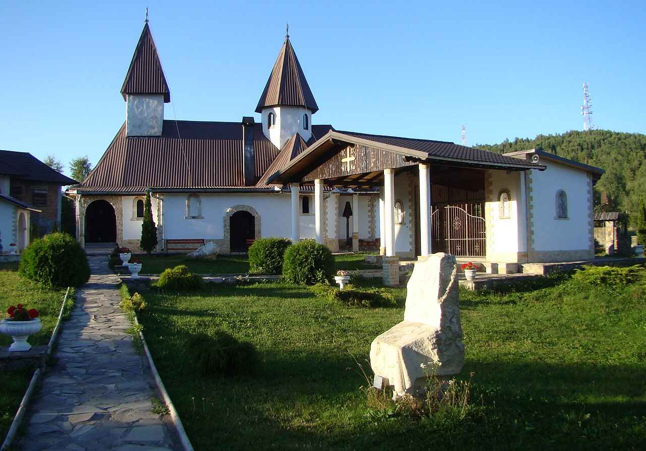 Mănăstirea Înălțarea Domnului in Muntele Rece, Cluj — the white church with its towers and tended courtyard